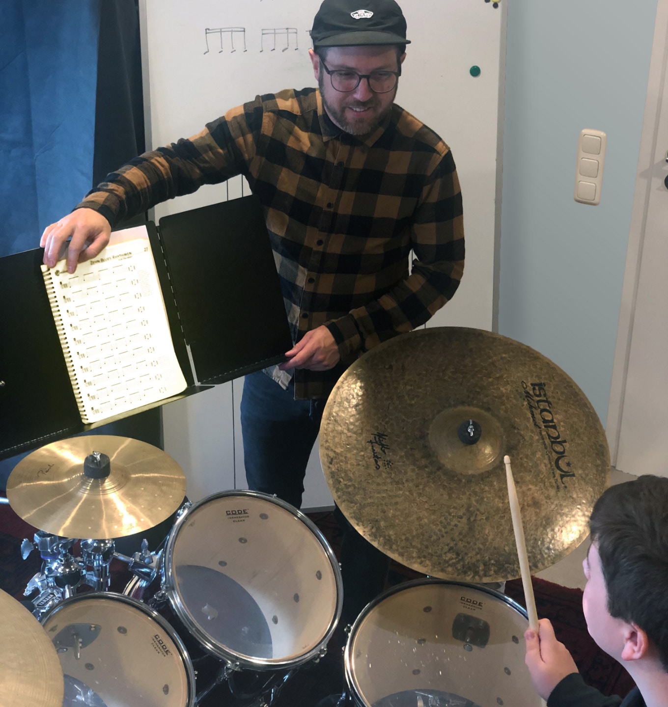 Johannes Joe Koster gibt einem Schüler Schlagzeug Unterricht in Darscheid